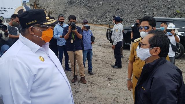 Peninjauan potensi aspal Buton di Pulau Buton beberapa waktu lalu.(Liputan6.com/Ahmad Akbar Fua)