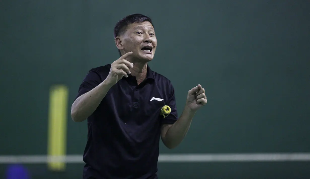 Pelatih tunggal putra Indonesia, Hendry Saputra, memberikan instruksi saat latihan di Pelatnas PBSI Cipayung, Jakarta, Selasa (9/7). Latihan ini persiapan jelang Indonesia Open 2019. (Bola.com/Vitalis Yogi Trisna)