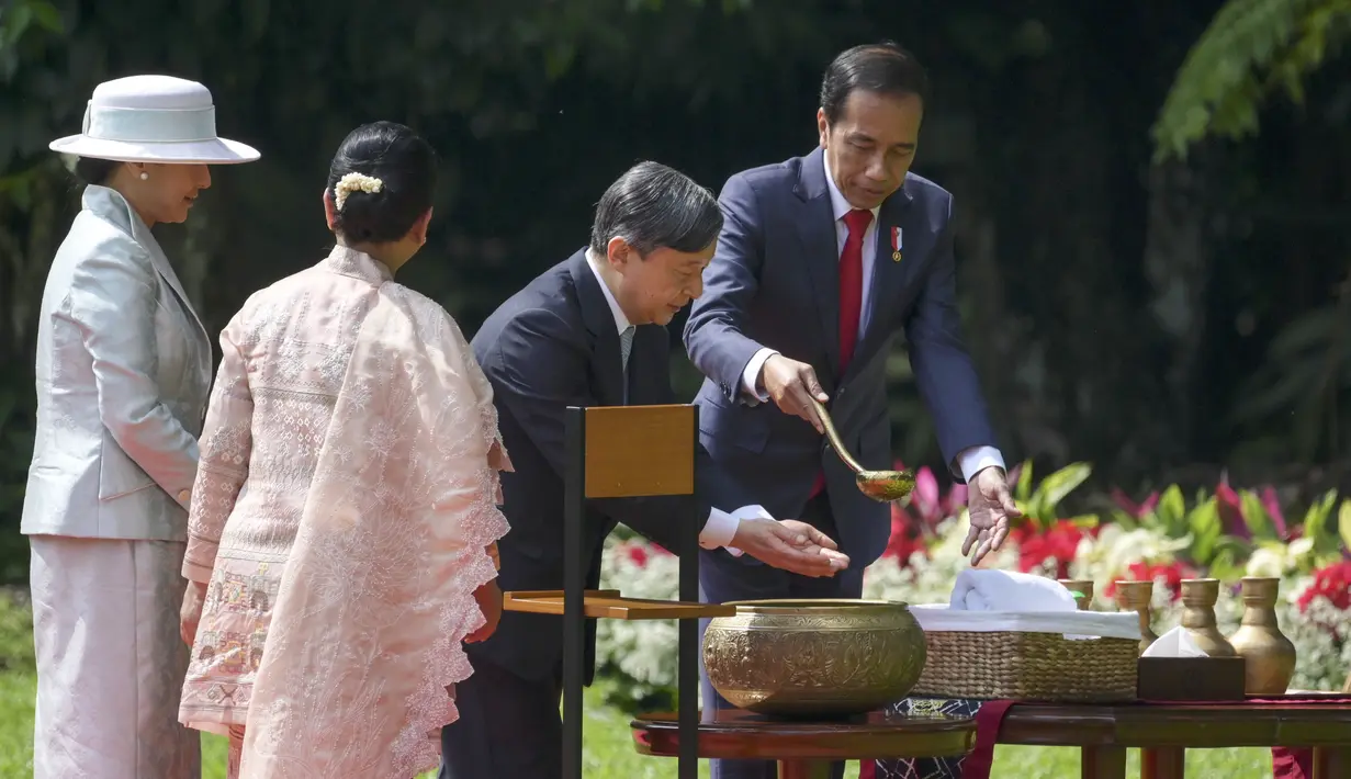 Setelah kemarin meninjau MRT di Jakarta, Kaisar juga dijadwalkan akan mengunjungi Keraton Yogyakarta dan Candi Borobudur.  (Bay Ismoyo/Pool Photo via AP)