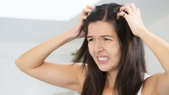 Trik Mudah Mengurangi Minyak pada Kulit Kepala dan Rambut