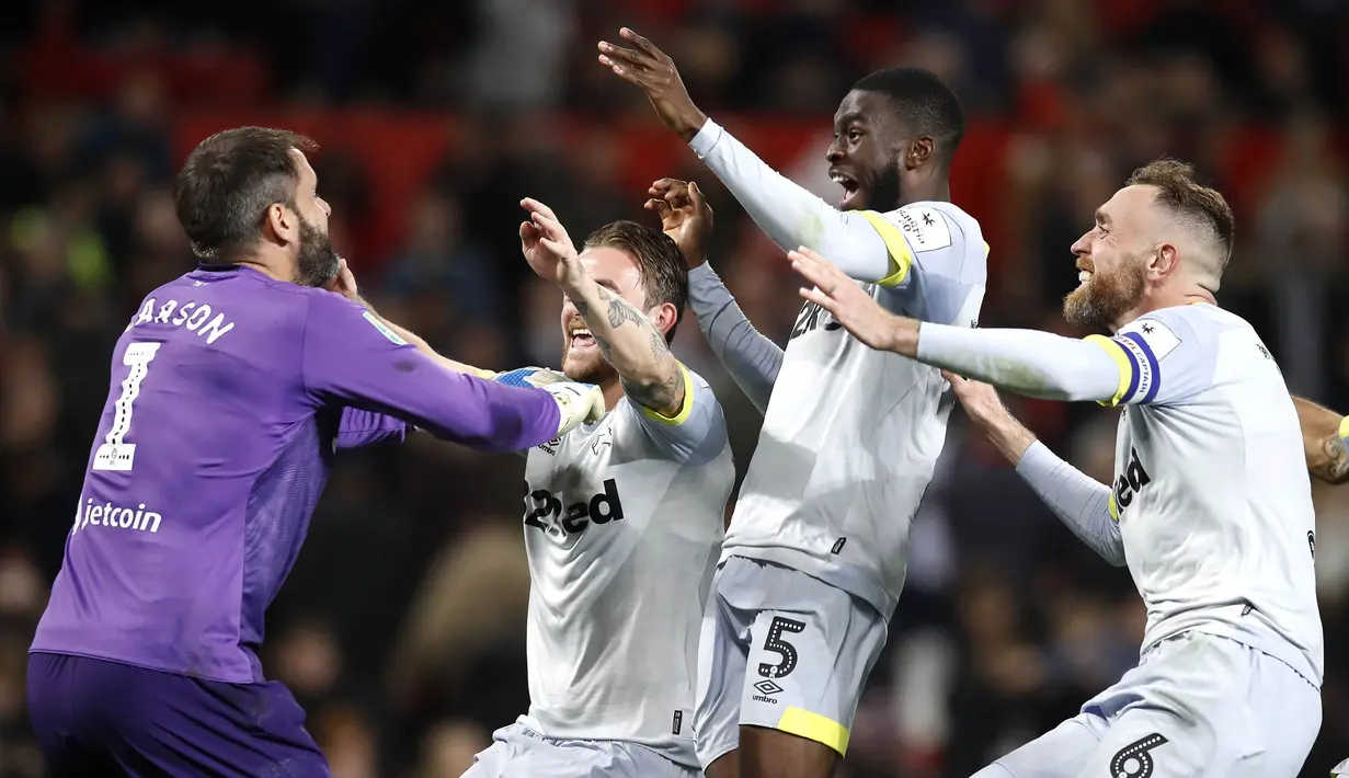 Pemain Derby County merayakan kemenangan atas  Manchester United pada Piala Liga Inggris di Stadion Old Trafford, Rabu (26/9/2018). Manchester United takluk adu penalti 9-10 (2-2) dari Derby County. (AP/Martin Rickett)