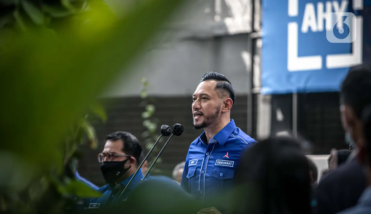 Ketua Umum Partai Demokrat Agus Harimurti Yudhoyono (AHY) menggelar konferensi pers di DPP Demokrat, Jakarta Pusat, Rabu (31/3/2021). AHY mengucapkan terima kasih kepada pemerintah atas keputusan menolak hasil KLB Demokrat di Deli Serdang yang didaftarkan kubu Moeldoko. (Liputan6.com/Faizal Fanani)
