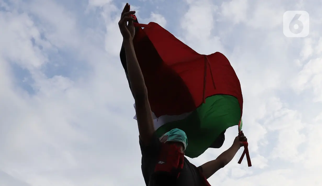 Aliansi Mahasiswa Islam Jakarta Solidaritas Untuk Palestina, melakukan unjuk rasa di depan Kedutaan Amerika, Jakarta, Rabu (12/5/2021). Mereka mendesak AS menghentikan kekerasan Israel terhadap warga Palestina, terkait serangan ke warga sipil di Kompleks Masjid Al Aqsa (Liputan6.com/Herman Zakharia)