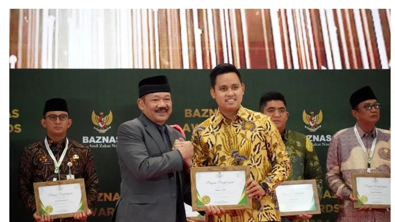 Bupati Kendal Dico Ganinduto menerima penghargaan Badan Amil Zakat Nasional (Baznas) Awards tiga tahun berturut-turut.