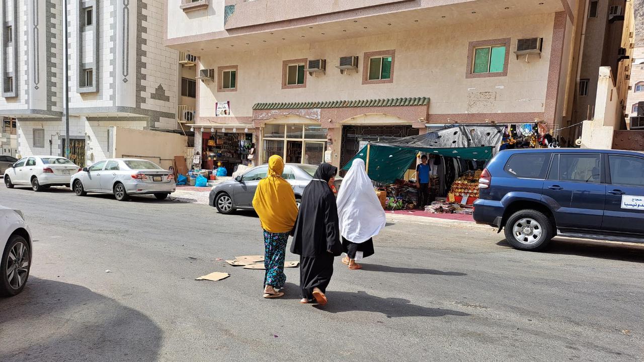 Jemaah calon haji dari Indonesia memilih membeli topi karena suhu rata-rata di Mekkah di atas  40 derajat Celsius