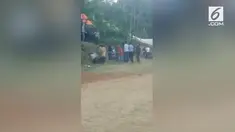 Sebuah acara motor cross mendadak ricuh, lantaran seorang warga yang protes dipukuli panitia.