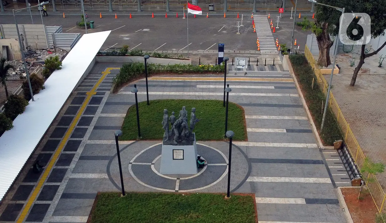 Foto udara memperlihatkan suasana baru pedestrian di kawasan Stasiun Pasar Senen, Jakarta, Kamis (18/6/2020). Renovasi ini bagian dari penataan area integrasi antarmoda untuk memfasilitasi masyarakat, dari dan menuju stasiun serta yang ingin melanjutkan naik bus. (Liputan6.com/Helmi Fithriansyah)