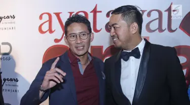 Wakil Gubernur DKI Jakarta, Sandiaga Uno berfoto dengan Pandji Pragiwaksono saat menghadiri gala premiere film Ayat Ayat Cinta 2 di Jakarta, Kamis (07/12). (Liputan6.com/Herman Zakharia)