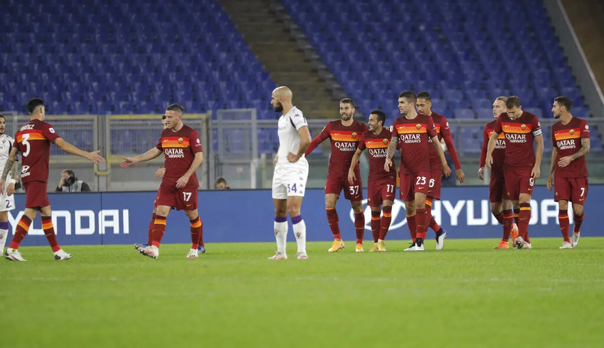 Pemain Roma Leonardo Spinazzola (tengah) merayakan golnya ke gawang Fiorentina bersama rekan satu timnya pada pertandingan Serie A Italia di Olympic Stadium, Roma, Italia, Minggu (1/11/2020). Roma menang 2-0. (AP Photo/Gregorio Borgia)