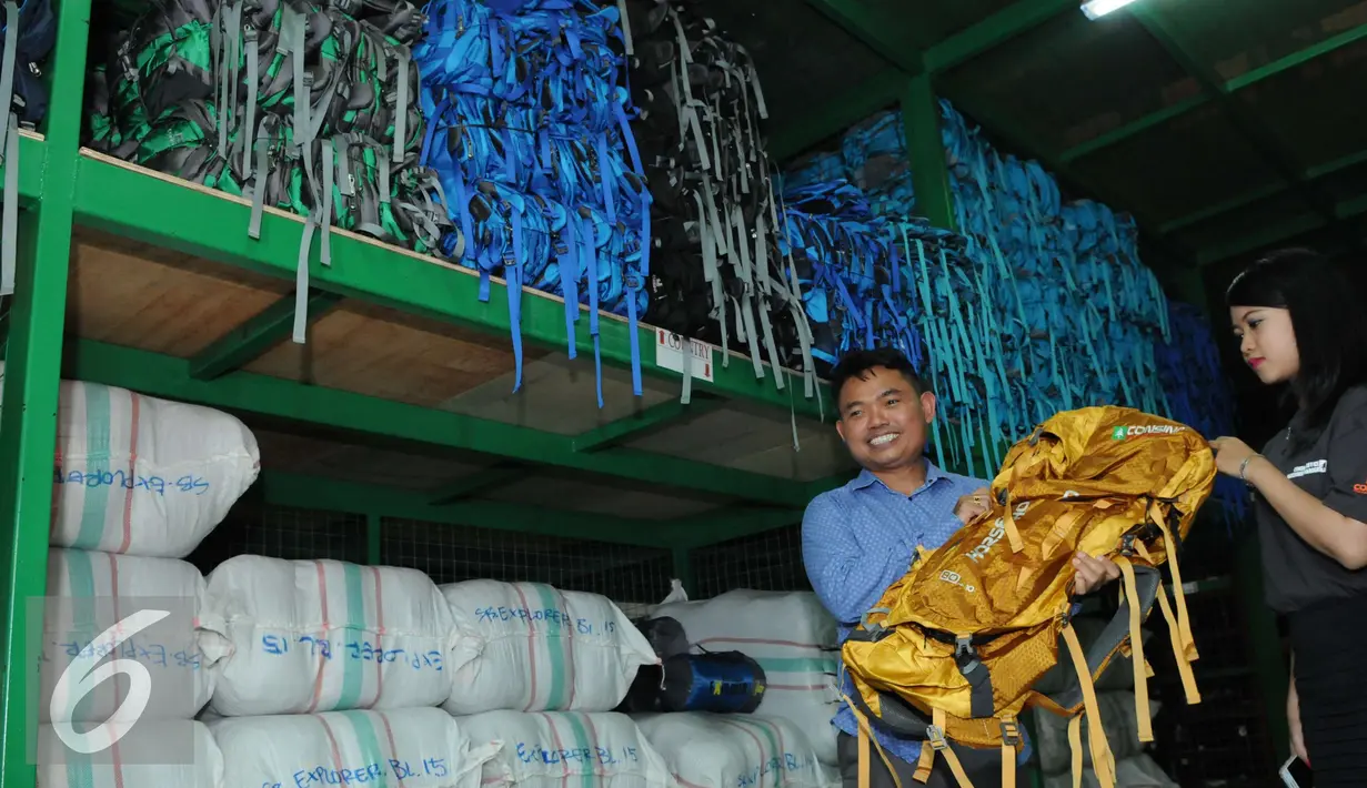 Direktur Consina, Disyon Toba memamerkan produk tas di gudang pusat Consina yang baru saja diresmikan di Naragong, Bekasi, Senin (12/12). Consina sendiri tak hanya memproduksi tas, tapi juga aneka keperluan outdoor lainnya. (Liputan6.com/Helmi Affandi)