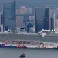 Kapal pesiar World Dream berlabuh di Kai Tak Cruise Terminal, Hong Kong, Rabu (5/2/2020). Hong Kong mengarantina lebih dari 1.800 orang di atas kapal pesiar yang berpaling dari pelabuhan Taiwan tersebut terkait wabah virus corona. (AP Photo/ Vincent Yu)