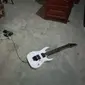 Gitar listrik yang menewaskan Sutrisno di Bojonegoro. (Ahmad Adirin/Liputan6.com)