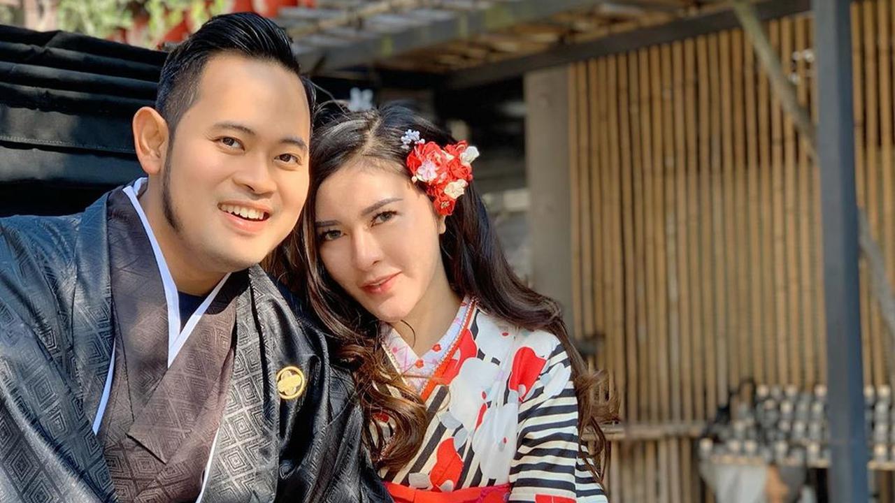 7 Potret Shandy Purnamasari yang Viral Gantungkan Kerupuk di Mobil Ferrari