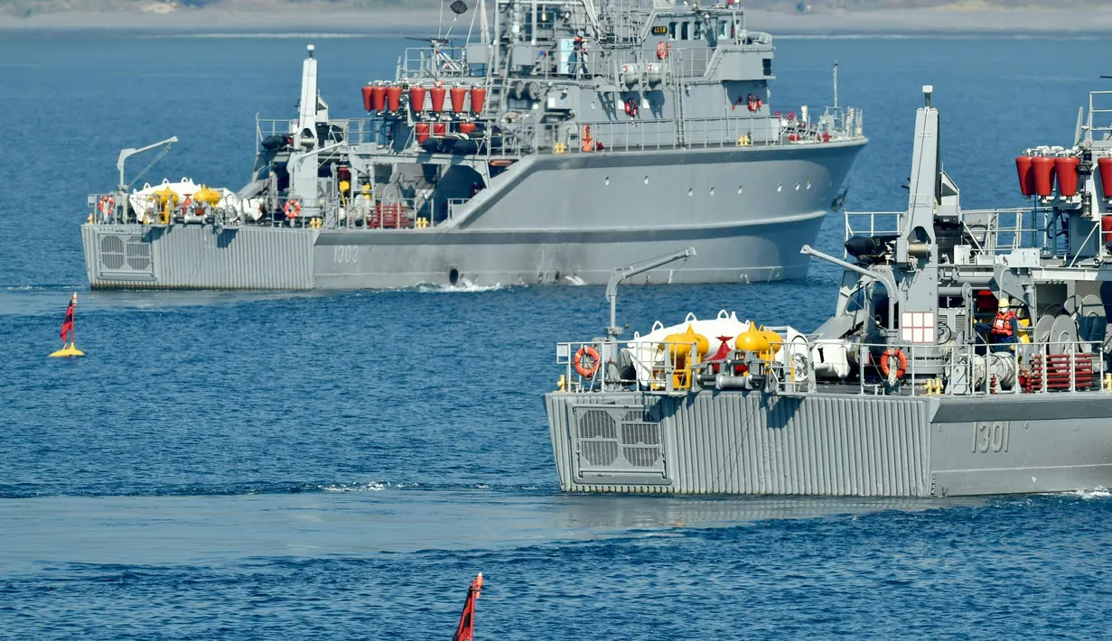 Tentara angkatan laut menunjukkan keterampilan tempur mereka di atas kapal penyapu ranjau selama Latihan Han Kuang tahunan, di laut dekat pelabuhan angkatan laut Suao di daerah Yilan, Taiwan, Selasa (26/7/2002). (AFP Photo/Sam Yeh)