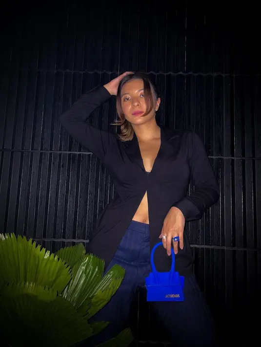 Tampilannya identik dengan gaya eklektik yang berani memadukan motif dan model yang beragam. (Foto: Instagram/ @szaaraza)