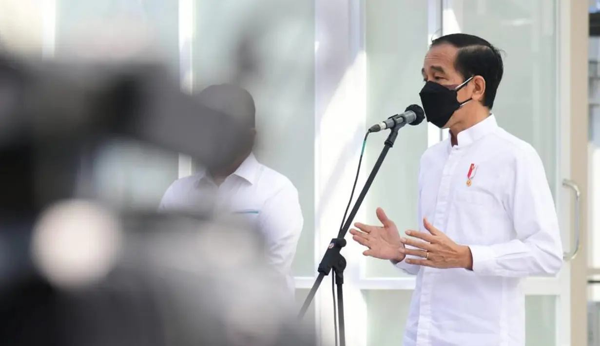Presiden Joko Widodo (tengah) meresmikan Rumah Sakit (RS) Modular Pertamina di Tanjung Duren, Jakarta, Jumat (6/8/2021). Rumah sakit tersebut memiliki kapasitas 305 tempat tidur, yang terdiri atas tempat tidur isolasi, tempat tidur High Care Unit (HCU), dan ICU. (Dok. Biro Pers Sekretariat Presiden)