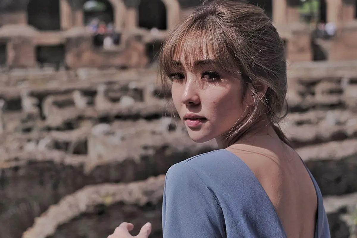 [Bintang] Jalan-jalan ke Italia, Intip Deretan Gaya Liburan Gisella Anastasia yang Seksi Memesona