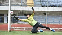 Kiper Persib Bandung, Deden Natshir, sudah bergabung dalam latihan bersama Maung Bandung yang digelar di Stadion GBLA, Senin (1/3/2021). (Bola.com/Erwin Snaz)