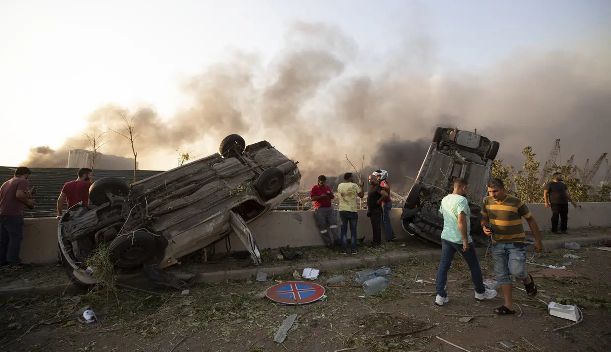 Sejumlah mobil terbalik setelah ledakan besar di Beirut, Lebanon, Selasa, (4/8/2020). Ledakan dahsyat tersebut diduga berasal dari bom. dikabarkan terdapat ledakan kedua yang belum dikonfirmasi. (AP Photo/Hassan Ammar)