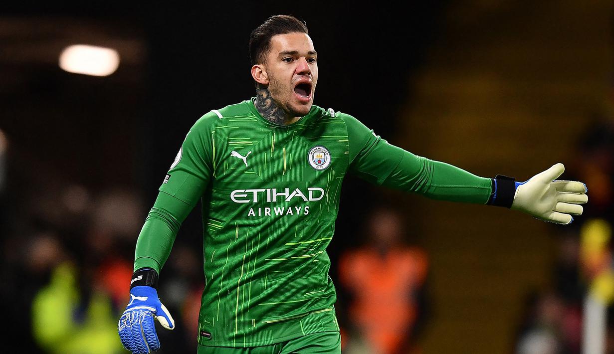 Peran kiper sebagai pemain terakhir yang berurusan dengan gol amat krusial dalam sebuah tim. Kiper yang berkualitas tentu menjadi incaran banyak tim meski memiliki nilai pasar selangit. Berikut deretan 5 kiper dengan nilai pasar tertinggi di awal tahun 2022. (AFP/Ben Stansall)