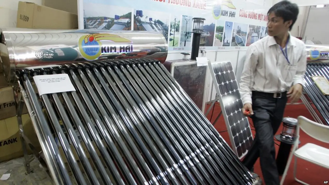 Sebuah pemanas air bertenaga surya (kiri) dan panel surya (kanan) dipamerkan dalam Pameran Entech Hanoi, di Giang Vo Exhibition Center, Hanoi, Vietnam, 18-21Juni 2009. (AP Photo/Chitose Suzuki)