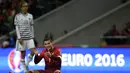 Bintang Portugal Cristiano Ronaldo bertpuk tangan saat terjatuh pada laga Kualifikasi Piala Eropa 2016 Grup I di Municipal stadium, Braga, Kamis (8/10/2015). Portugal menang atas Denmark1-0. (AFP Photo/ Miguel Riopa)