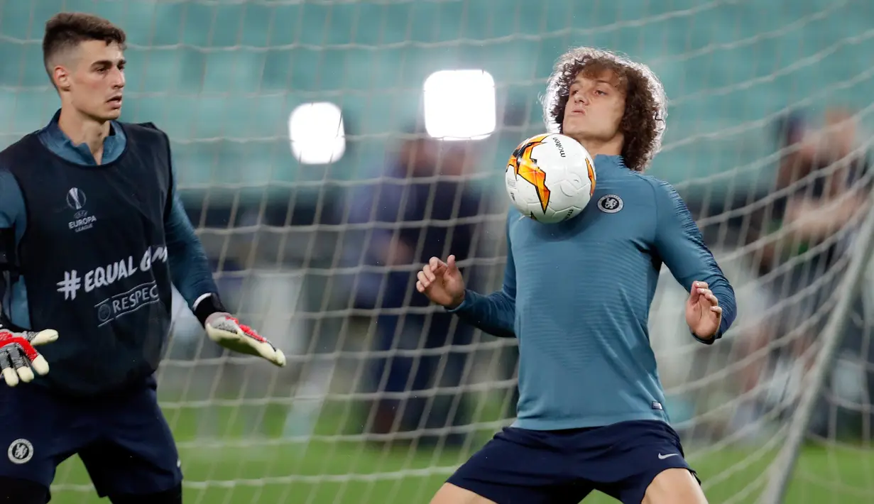 Pemain Chelsea, David Luiz (kanan) mengontrol bola disaksikan kiper Kepa Arrizabalaga saat latihan jelang menghadapi Arsenal dalam final Liga Europa 2018/2019 di Olympic Stadium, Baku, Azerbaijan, Sealasa (28/5/2019). (AP Photo/Darko Bandic)