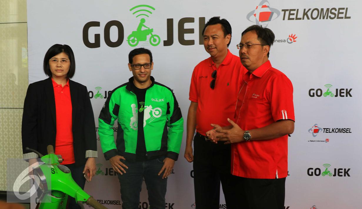 Mas'ud Khamid (kanan) memberikan keterangan usai melakukan kerjasama bidang telokomunikasi, Jakarta,  Senin (15/02). Dalam kerjasama ini kedua belah pihak juga melibatkan Tiphone sebagai mitra online channel produk Telkomsel. (Liputan6.com/Angga Yuniar)