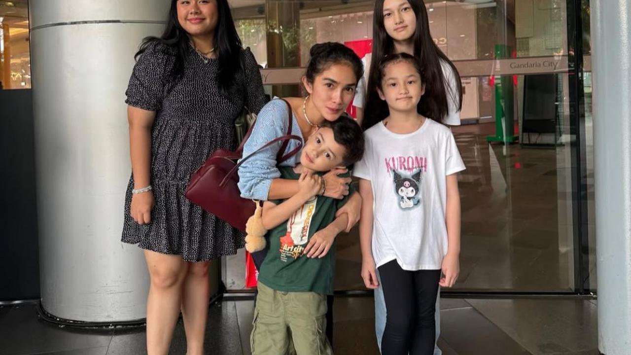 7 Potret Momen Kehangatan Keluarga Andhika dan Ussy, Bukti Cinta yang Makin Erat dengan Anak-anak