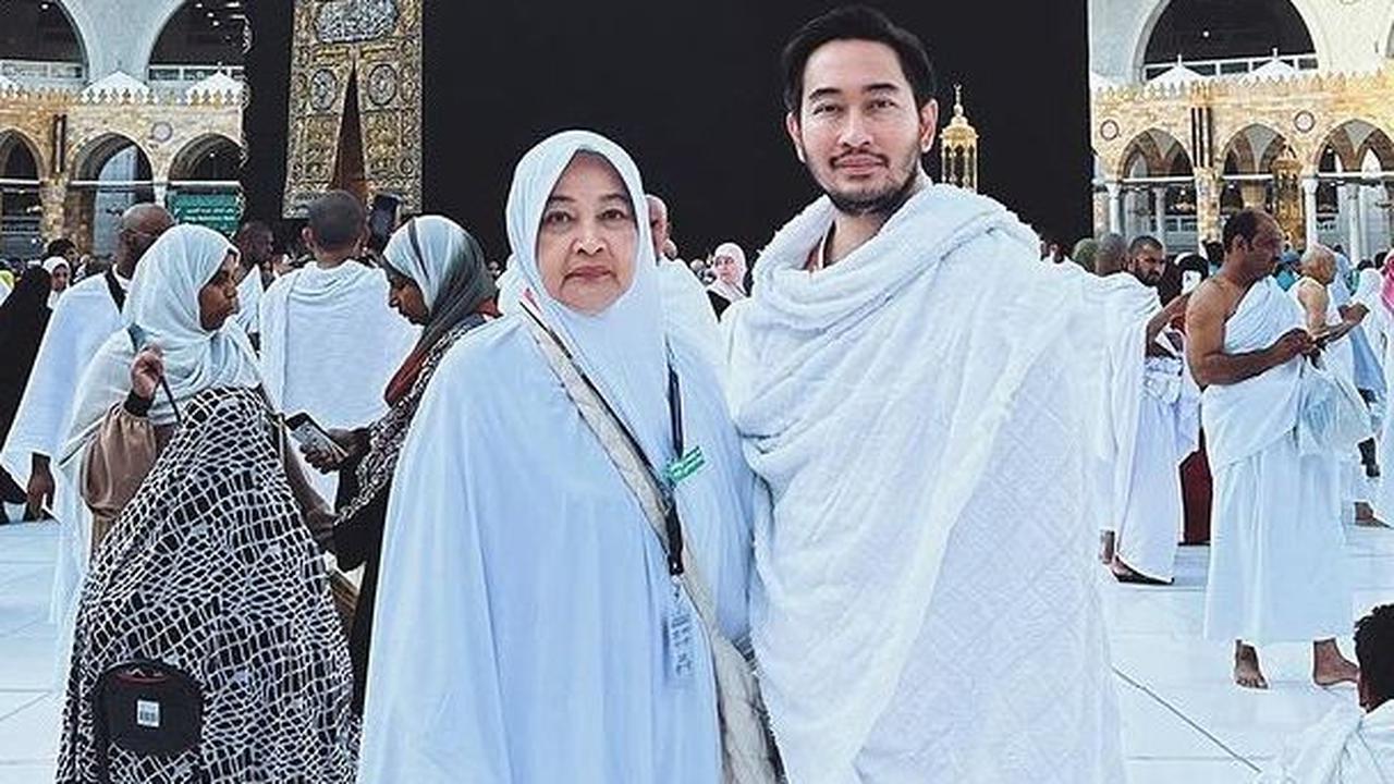 Kabar duka datang dari Ritchie Ismail atau biasa dipanggil Jeje Govinda. Ibunda tercinta, Farida Budyarti meninggal dunia pada Senin (11/12) di RS Siloam Jakarta.