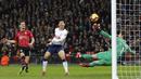 Proses terjadinya gol yang dicetak gelandang Tottenham, Son Heung-Min, ke gawang Southampton pada laga Premier League di Stadion Wembley, London, Rabu (5/12). Tottenham menang 3-1 atas Southampton. (AFP/Ian Kington)
