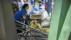 Seorang pekerja yang mengenakan pakaian pelindung menyeka tenggorokan seorang wanita untuk tes COVID-19 di tempat pengujian virus corona di Beijing, Rabu (6/7/2022). Warga beberapa bagian Shanghai dan Beijing telah diperintahkan untuk menjalani tes massal COVID-19 lebih lanjut menyusul ditemukannya kasus baru di dua kota. (AP Photo/Mark Schiefelbein)