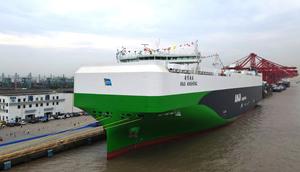 Sebuah foto udara yang diambil pada 15 Mei 2025 menunjukkan kapal pengangkut mobil Anji Ansheng di Terminal Otomotif Internasional Haitong Shanghai di Shanghai, Cina Timur. (sumber: Xinhua)