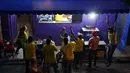 Di pinggir jalan di kawasan kumuh Pavao-Pavaozinho, Rio de Janeiro, warga bersorak menyaksikan aksi Neymar menjebol gawang Kamerun, (23/6/2014). (REUTERS/Ricardo Moraes)