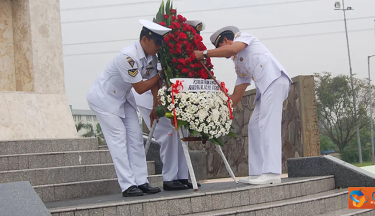 Citizen6, Surabaya: Jelang puncak peringatan Hari Pendidikan TNI AL ke-66 yang dihelat setiap 12 Mei, Dankobangdikal melakukan ziarah di TMP yang terletak di Jalan Mayjen Sungkono. (Pengirim: Penkobangdikal)