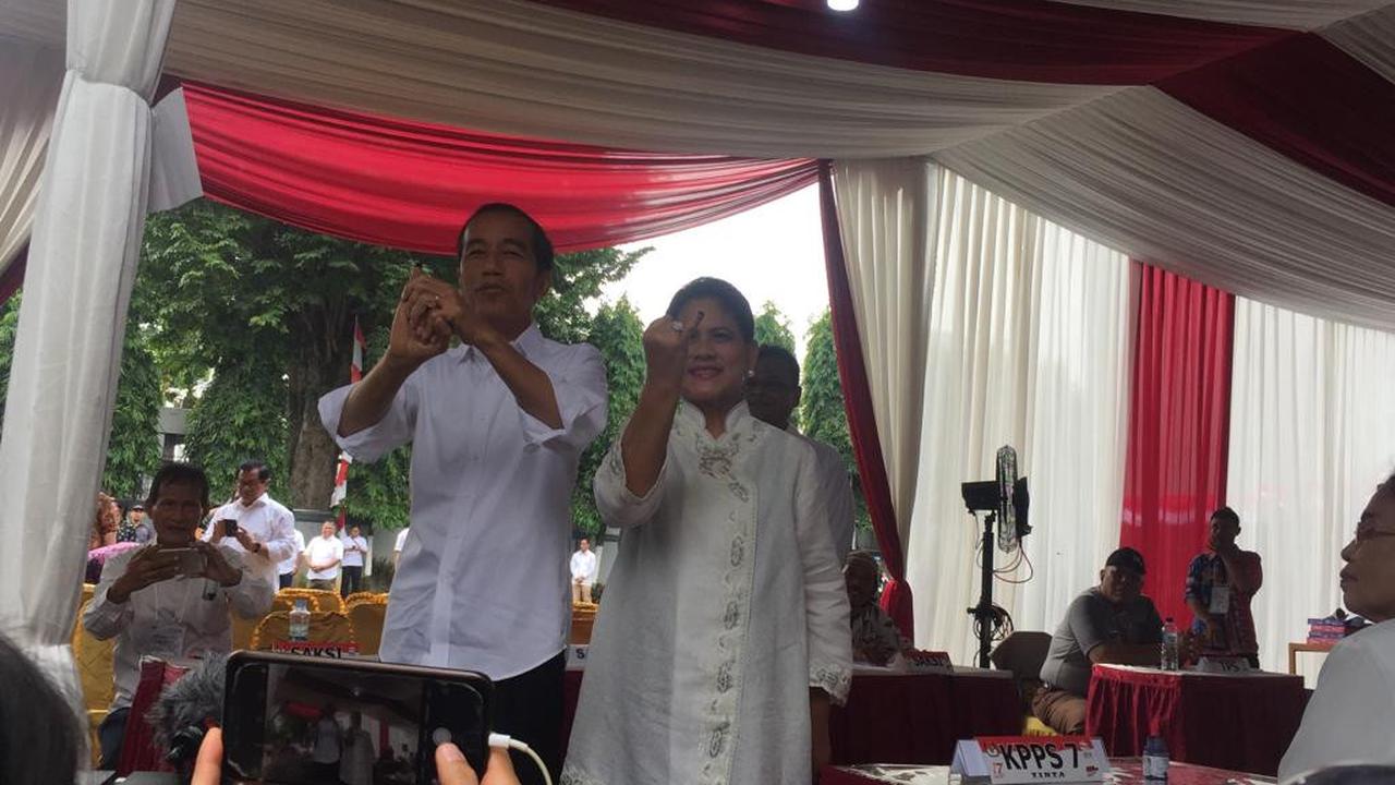 Capres Jokowi memamerkan kelingkingnya usai nyoblos Pemilu 2019.