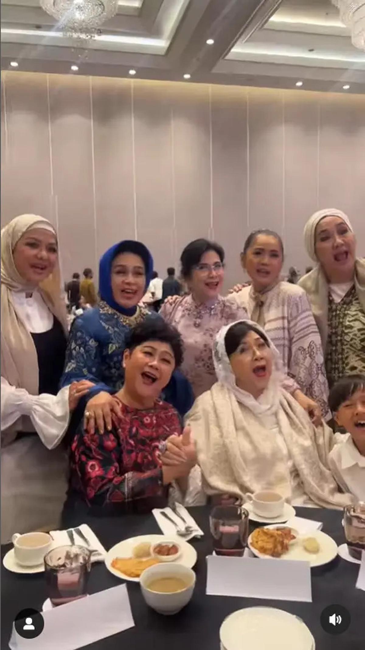 6 Potret Titiek Puspa Penuhi Undangan SBY dan Kumpul Bareng Artis Senior Sebelum Sakit