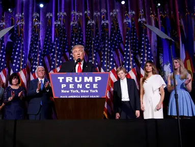Presiden ke-45 AS Donald Trump didampingi keluarga menyampaikan pidato kemenangan di hadapan para pendukungnya di Manhattan, New York Rabu (9/11). Trump unggul cukup jauh atas pesaingnya dari Partai Demokrat, Hillary Clinton. (REUTERS/Brendan McDermid)