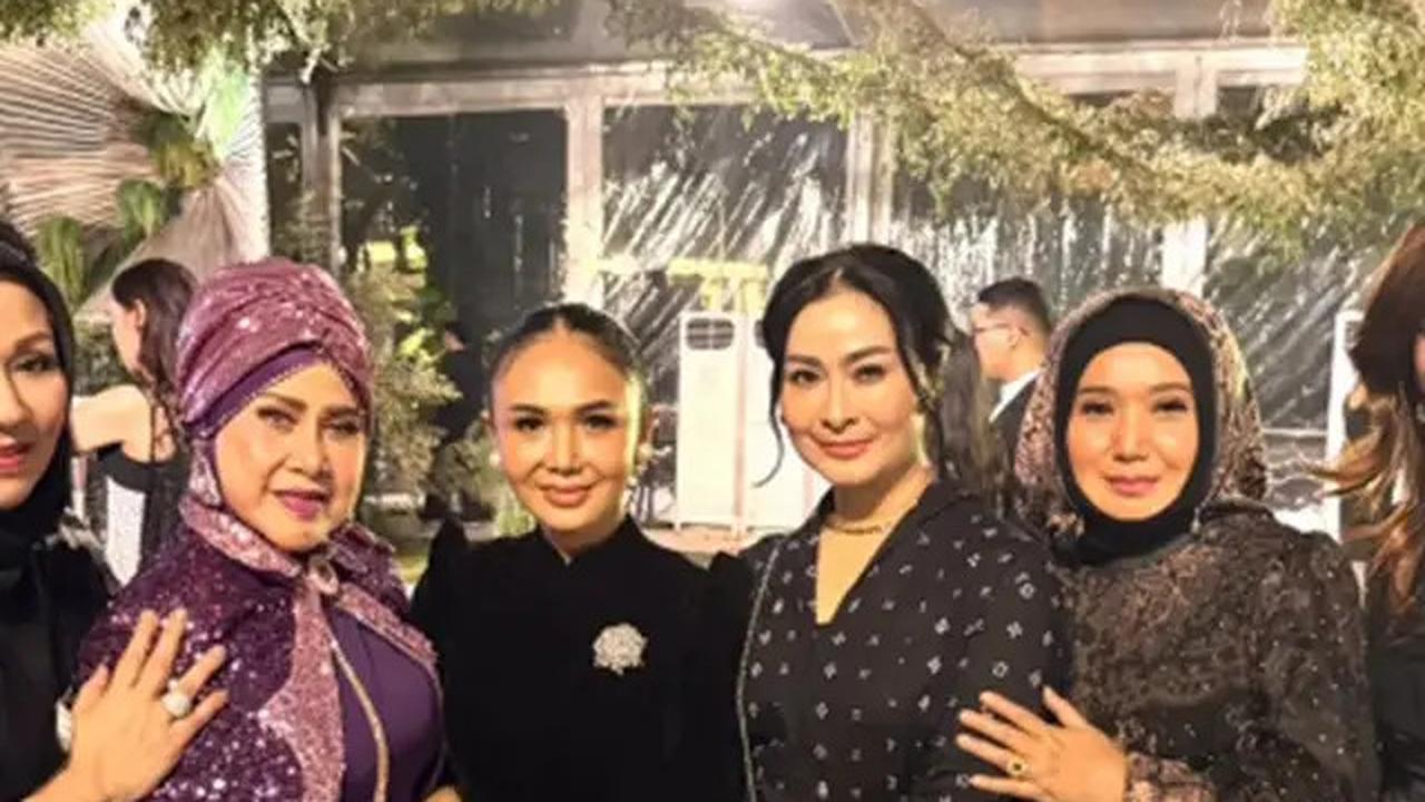 Model Kebaya Hitam ala Iis Dahlia di Resepsi Putri Ikke Nurjanah, Simpel Tapi Anggun