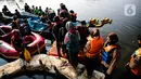 Peserta bersiap mengikuti Upacara Peringatan HUT ke-75 RI di Situ Tujuh Muara Pamulang, Tangerang Selatan, Senin (17/8/2020). Upacara yang diikuti ratusan aktivis lingkungan hidup dan juga organisasi kepemudaan itu bertujuan agar pemerintah terus menjaga keberadaan situ. (Liputan6.com/Faizal Fanani)