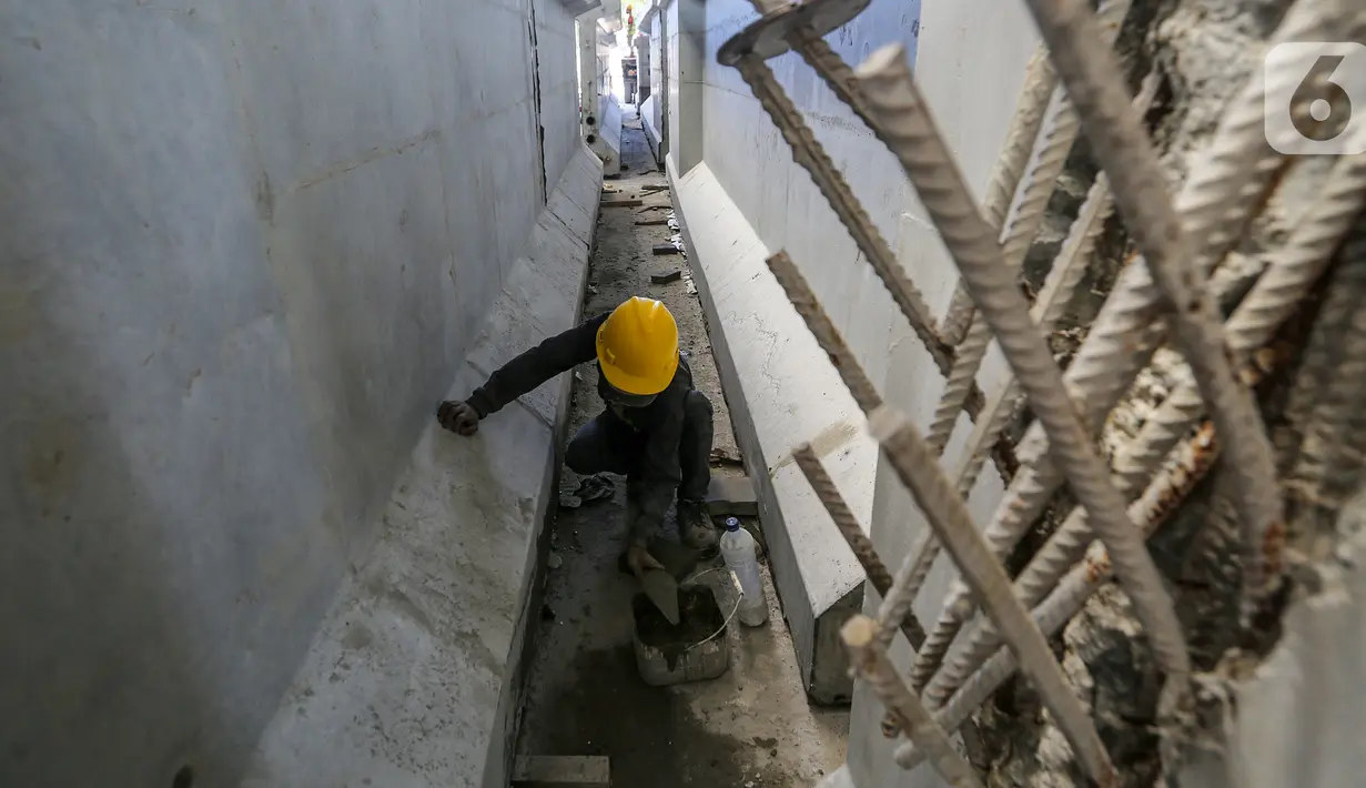 Pekerja menyelesaikan proses PC-I Girder di Plant Karawang PT Waskita Beton Precast, Jawa Barat, Rabu (17/6/2020). Untuk tetap menciptakan inovasi dan meningkatkan kualitas produk menuju new normal Waskita Beton Precast menjalankan protokol kesehatan dengan ketat. (Liputan6.com/Fery Pradolo)