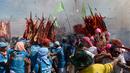 Sejumlah warga menyalakan petasan saat merayakan festival keagamaan tahunan untuk Dewi yang sangat dihormati dari Kuil Chao Mae To Mo di distrik Sungai Kolok, Thailand (8/5). (AFP/Madaree Tohlala)