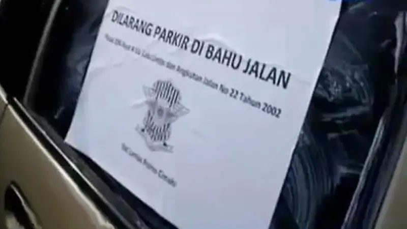 Mobil Ditempeli Stiker Larangan Parkir, Warga Cimahi Protes