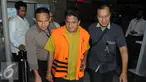 Direktur PT. E.K Prima Ekspor Indonesia, Ras Rajamohanan Nair keluar dari Gedung KPK, Jakarta, Selasa (22/11). Ras ditahan usai terkena OTT menyuap Handang Soekarno sebesar USD 148.500. (Liputan6.com/Helmi Afandi)