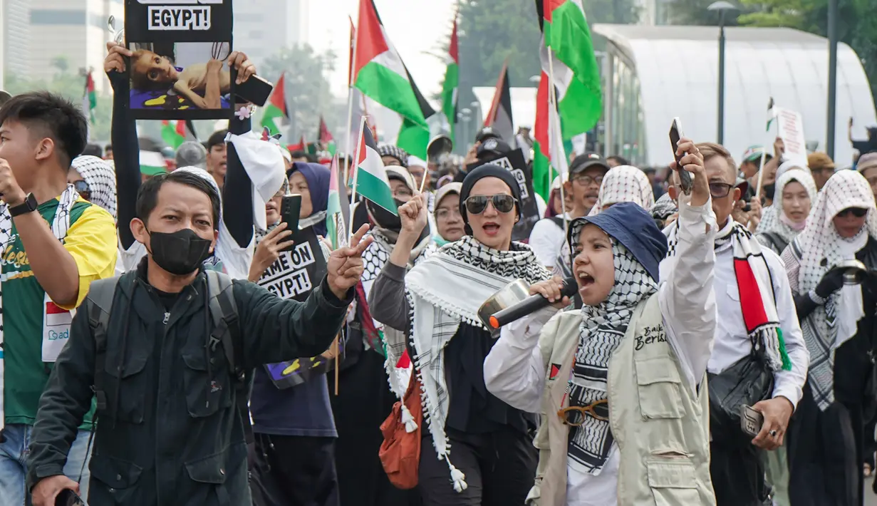 Dalam aksinya, mereka membawa berbagai atribut seperti poster kecaman, bendera Palestina, hingga alat-alat masak sebagai simbol perlawanan terhadap agresi militer Israel di Gaza. (merdeka.com/Arie Basuki)