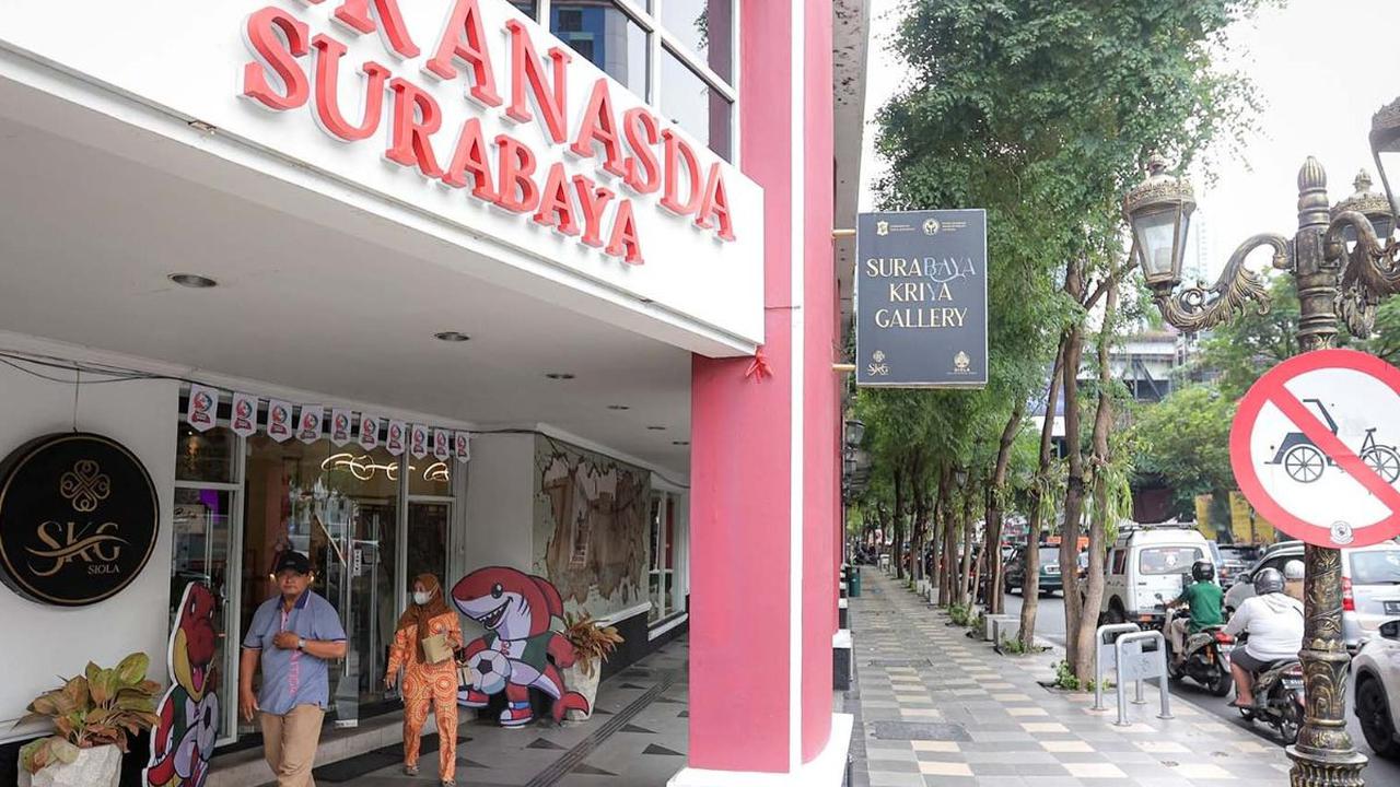 Menyaksikan Piala Dunia U-17 tak lengkap rasanya jika tanpa membeli merchandise-nya. Bola.com berkesempatan untuk berburu souvenir Piala Dunia U-17 2023 di sela-sela padatnya meliput turnamen sepak bola golongan usia tersebut selama di Surabaya.