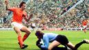 1.Johan Cruyff (Belanda), legenda sepak bola dunia ini meraih Ballon d'Or pada tahun 1971, 1973 dan 1974. Prestasi terbaiknya adalah Piala Dunia 1974, dengan membawa Belanda ke final sebelum akhirnya takluk dari Jerman Barat. (AFP/Staff)