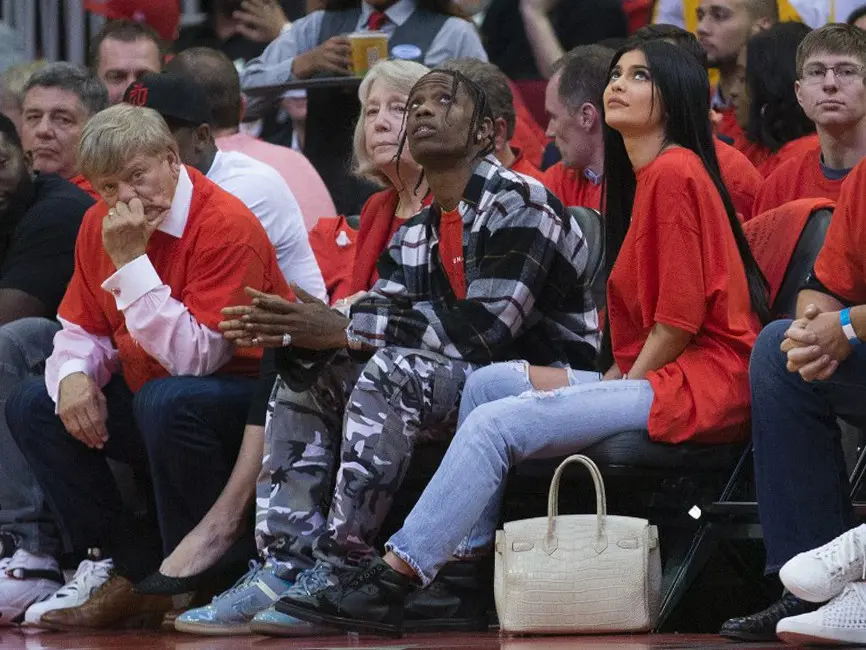 Meskipun terkesan terlalu cepat Kylie Jenner mengandung anak pertamanya bersama Travis Scott, namun ini membuat keduanya sangat bahagia. Seperti pemberitaan yang beredar, mereka sangat antusias menyambut kelahiran anak pertamanya. (AFP/Bob Levey)