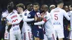 Pemain Paris Saint-Germain, Kylian Mbappe (tengah) dibayangi sejumlah pemain Lyon pada laga pekan ke-29 Liga Prancis 2022/2023 di Parc de Pricess, Paris, Senin (3/4/2023) WIB. PSG kalah dengan skor 0-1 dari Lyon. (AP Photo/Aurelien Morissard)