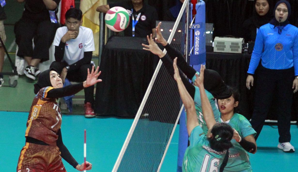 Pebola voli TNI AU, Indah Diah (kiri) memukul bola yang berusaha dihalau oleh pebola voli TNI AL dalam pertandingan Final Four Livoli Divisi Utama di GOR Jayabaya, Kota Kediri, Jawa Timur, Rabu (6/12/2023). (Dok. PBVSI)